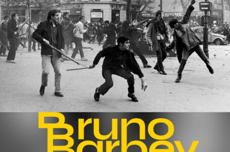 Plakat wystawy „Bruno Barbey. Zawsze w ruchu”